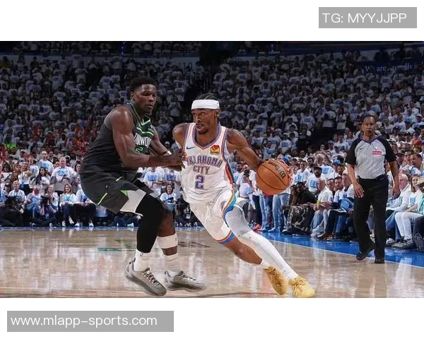 爱德华兹华丽突破拉杆换手上篮精彩得分引爆全场激情 爱德华兹华丽突破拉杆换手上篮精彩得分引爆全场激情