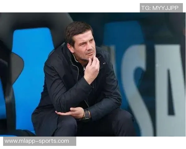 劳塔罗对齐沃换人决定不满摔水瓶表达愤怒情绪